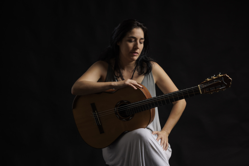 Violonista franco-venezuelana Elodie Bouny faz show no Instituto Ling