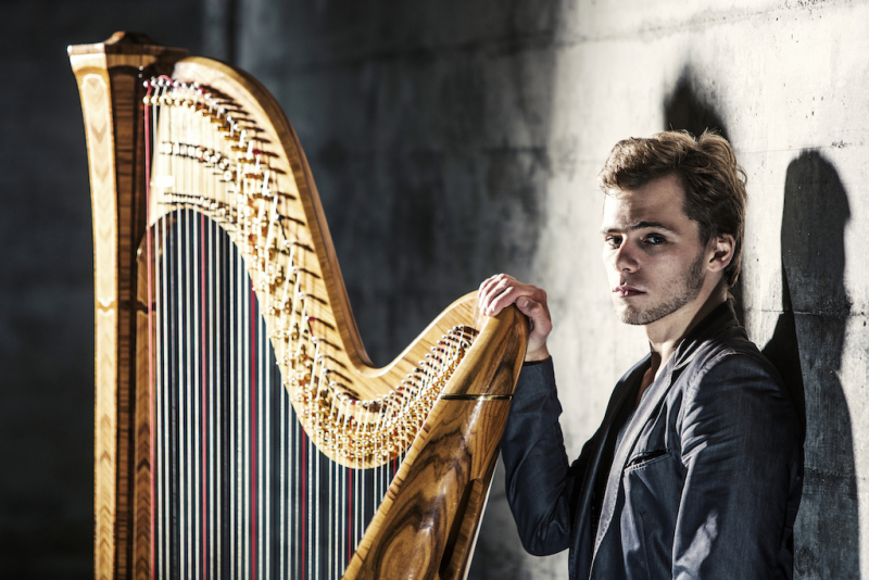 Harpista russo Alexander Boldachev estreia em Porto Alegre com repertório que vai de Bach a Bowie