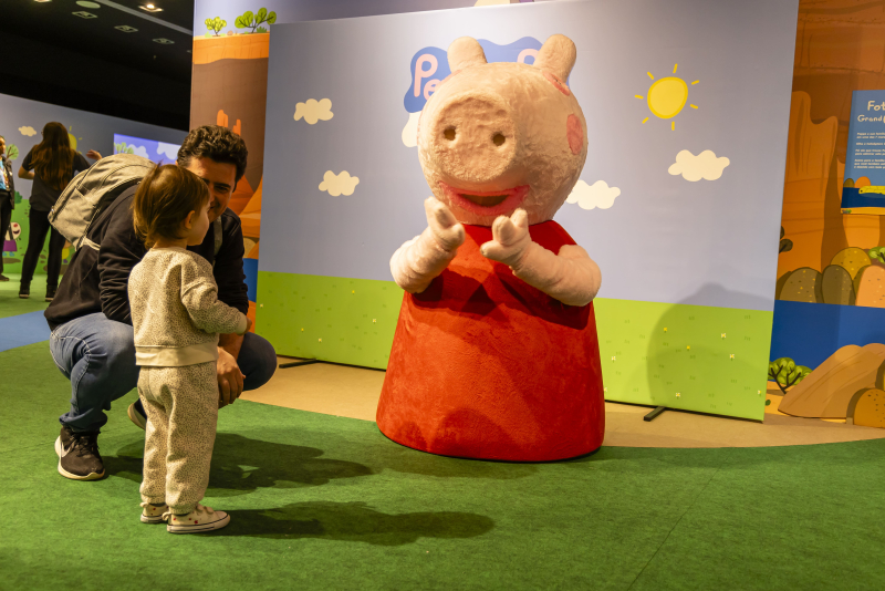 Encontros com a personagem na arena Peppa Pig no Bourbon Shopping Country