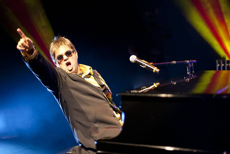 Maior tributo a Elton John, 'Rocketman' chega a Porto Alegre em junho em única apresentação no Teatro do Bourbon Country