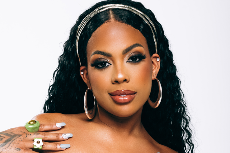 Marvvila leva show do álbum 'Só Vvamo Sunset' a Porto Alegre com sucessos do samba e pagode no Opinião, em outubro