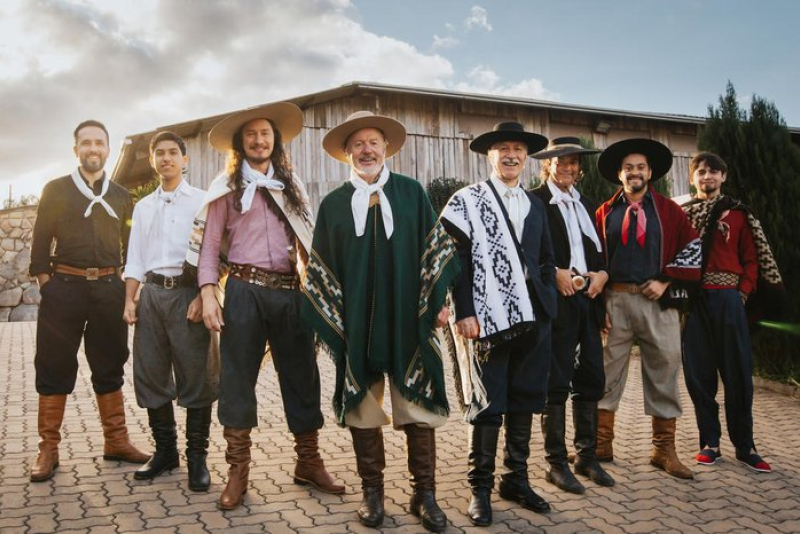 Teatro Feevale recebe Os Serranos em show exclusivo que celebra os 55 anos de carreira e a tradição gaúcha