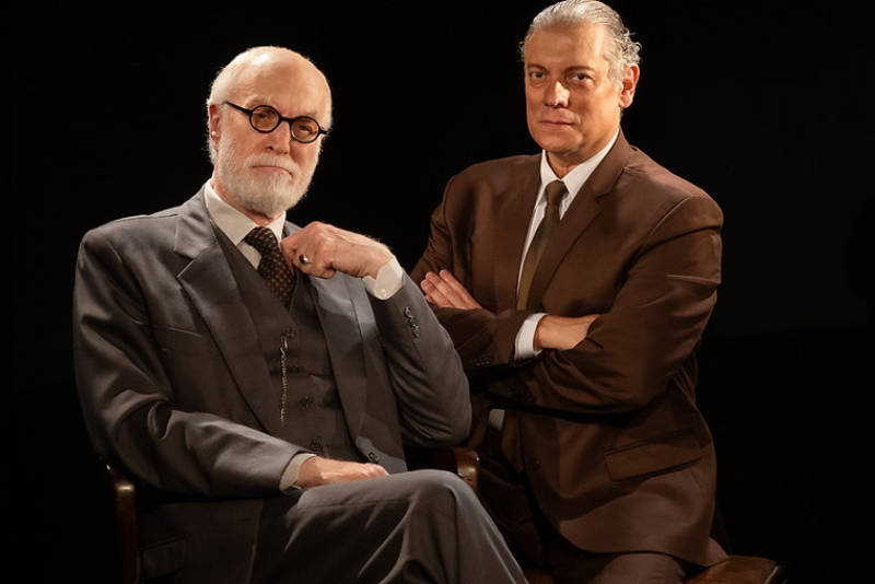 Espetáculo 'A Última Sessão de Freud' com Odilon Wagner e Marcello Airoldi chega a Porto Alegre em novembro