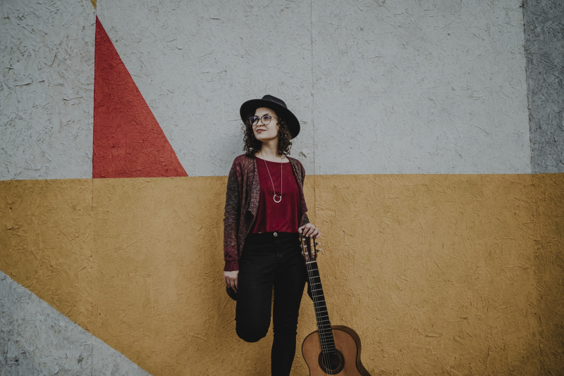 Amanda Carpenedo lança álbum 'Motirõ' com show inédito em Porto Alegre no Instituto Ling