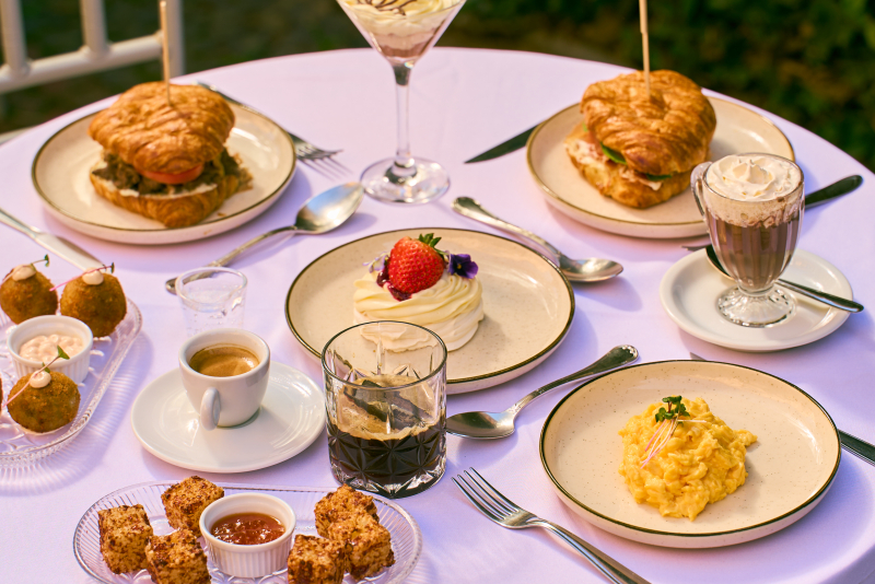 Brunch no Café da Catedral em Porto Alegre: Torra Sessions traz música em vinil, gastronomia farta e encontro cultural no jardim histórico