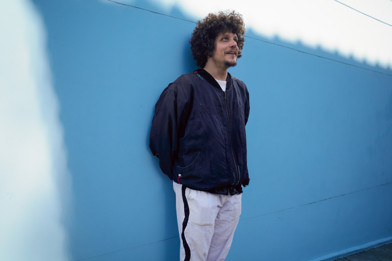 Chico Chico leva sua poesia e força musical ao palco do Opinião em Porto Alegre, no show de estreia na capital gaúcha