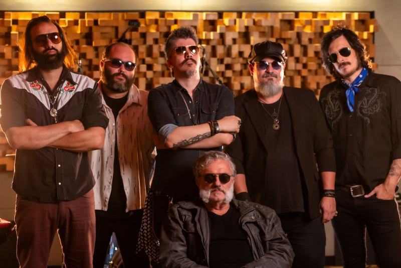 Werner Schünemann retorna aos palcos com O Bando em apresentação no Grezz