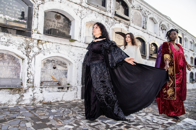 A Voz da Ninfa: espetáculo histórico e imersivo transforma o Cemitério da Santa Casa em palco teatral em Porto Alegre