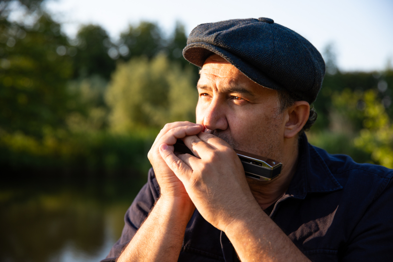 Alex Rossi apresenta o espetáculo 'Entre Notas e Silêncios' neste domingo (16), no Espaço 373