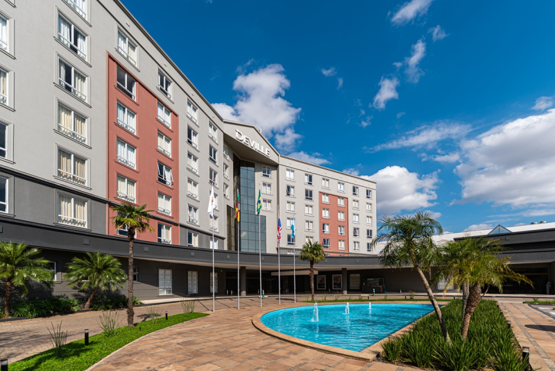 Réveillon Celebrate 2026 no Hotel Deville Prime Porto Alegre: conforto, gastronomia e celebração em família