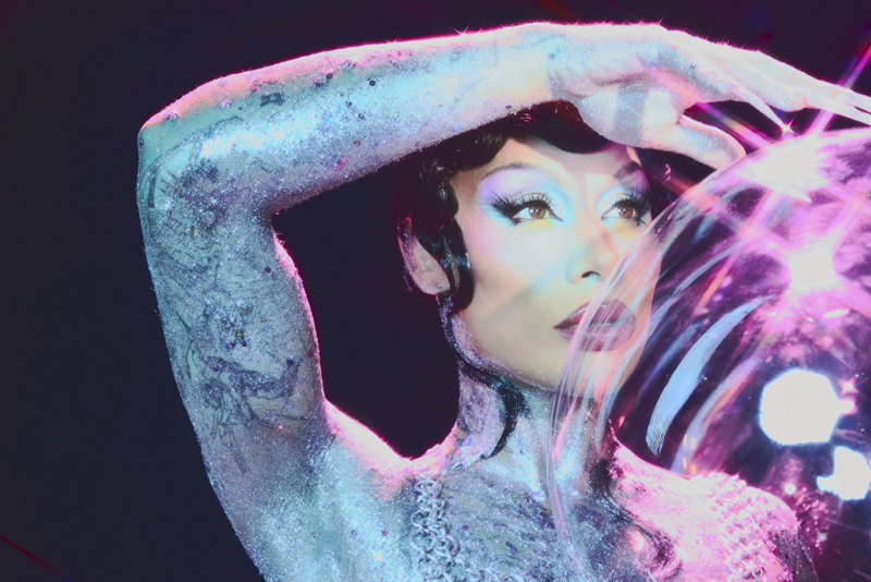 ENTREVISTA - Grag Queen revela a capa de 'Cósmica' e fala sobre nova era, amadurecimento e conexão entre o humano e o universo