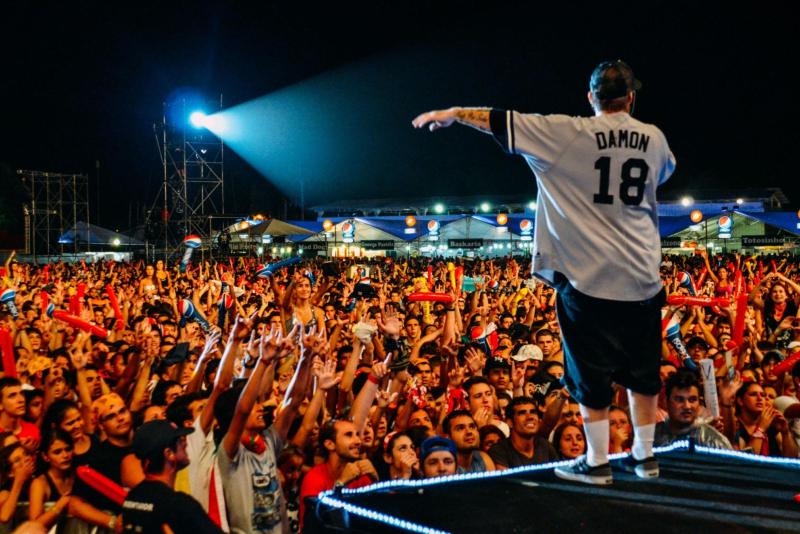 Layback Chorão Tour chega a Porto Alegre nesta quarta (19) com esquenta, show de DZ6 e celebração ao legado de Chorão