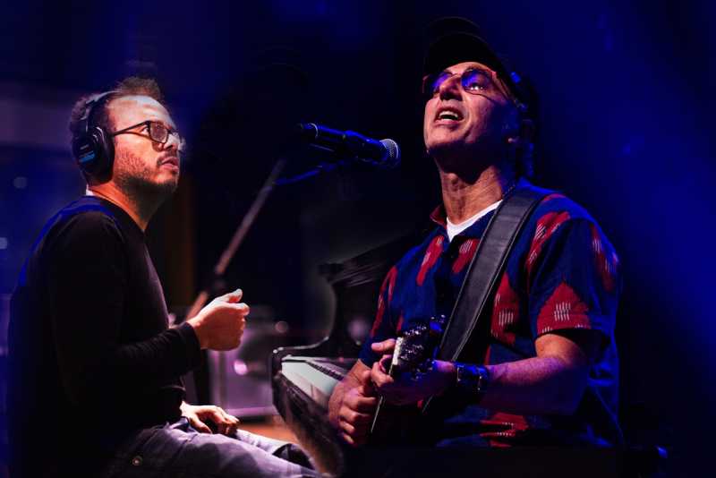 Zeca Baleiro retorna a Porto Alegre nesta sexta-feira (28), com a turnê 'Piano' no Auditório Araújo Vianna
