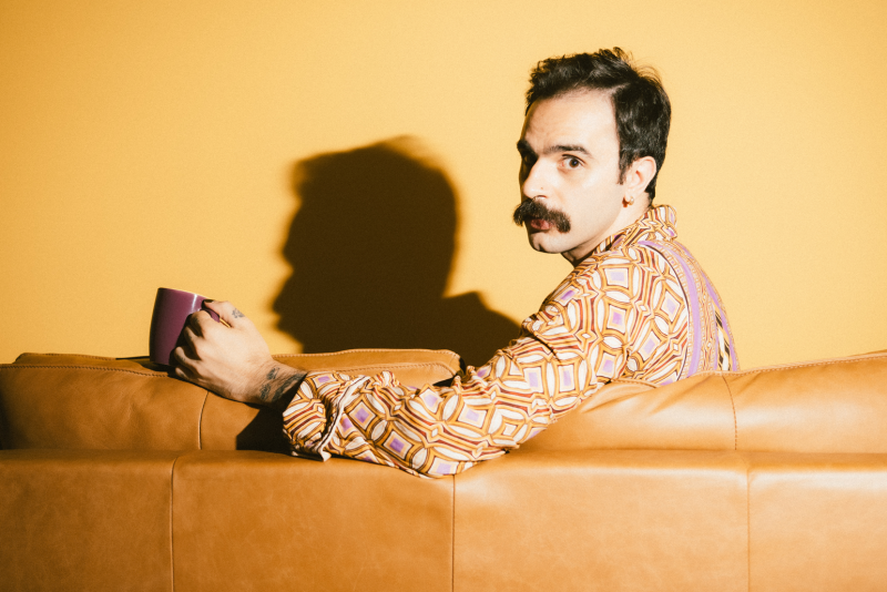 Rodrigo Alarcon celebra 10 anos de 'O Lado Vazio do Sofá' no Espaço 373 com show intimista relembrando clássicos da nova MPB