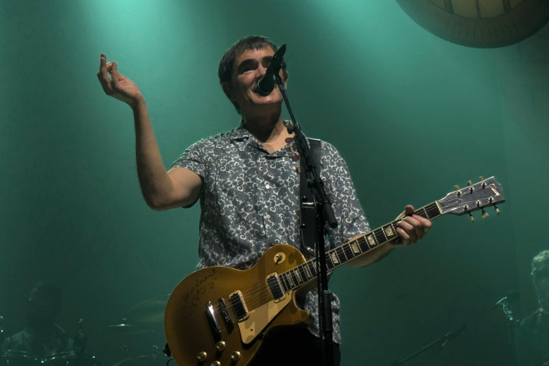 Samuel Rosa une fase solo e clássicos do Skank em noite marcante no Auditório Araújo Vianna em Porto Alegre