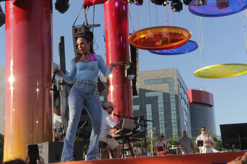 Ivete Sangalo encerra 2025 em Porto Alegre com show histórico da turnê 'Clareou' no Parque Harmonia