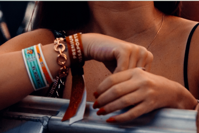 Pulseira cashless é o ingresso oficial do Planeta Atlântida 2026; veja como ativar e carregar créditos