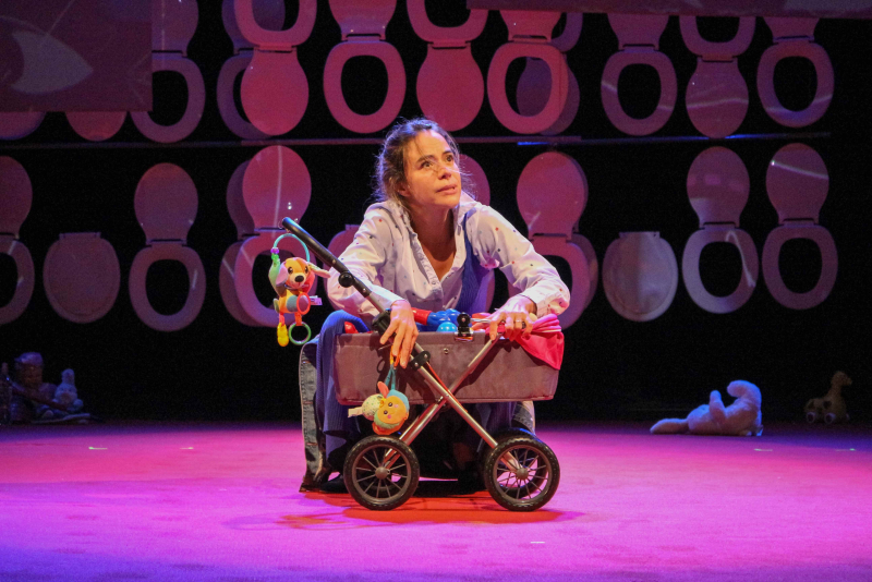 Sucesso absoluto de público, Miá Mello apresenta 'Mãe Fora da Caixa' em Porto Alegre no Teatro do Bourbon Country