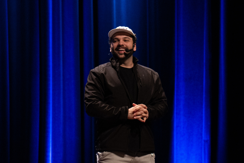 Raphael Ghanem retorna a Porto Alegre com o show 'A Carne Só Cai no Prato do Vegano' no Auditório Araújo Vianna