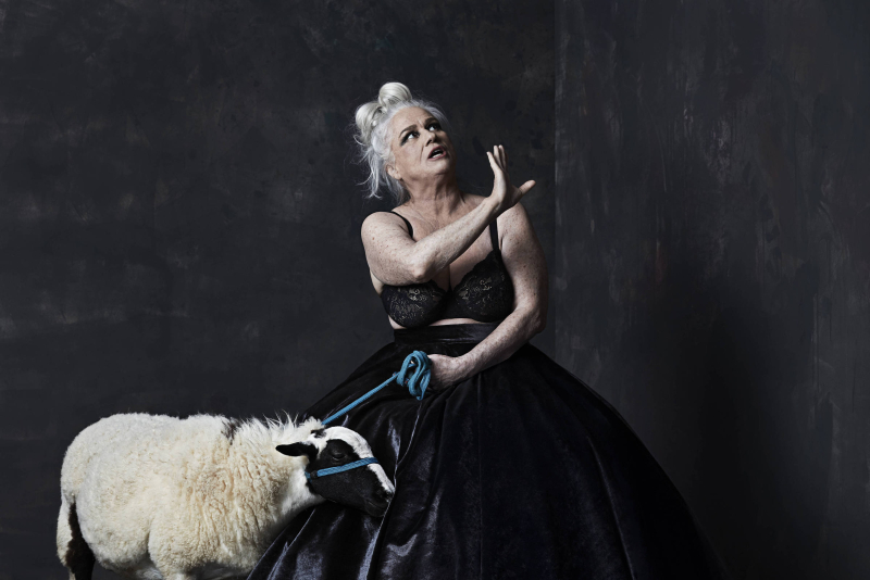 Após temporadas de sucesso pelo país, Vera Holtz retorna ao RS com o espetáculo 'Ficções' em turnê por sete cidades gaúchas