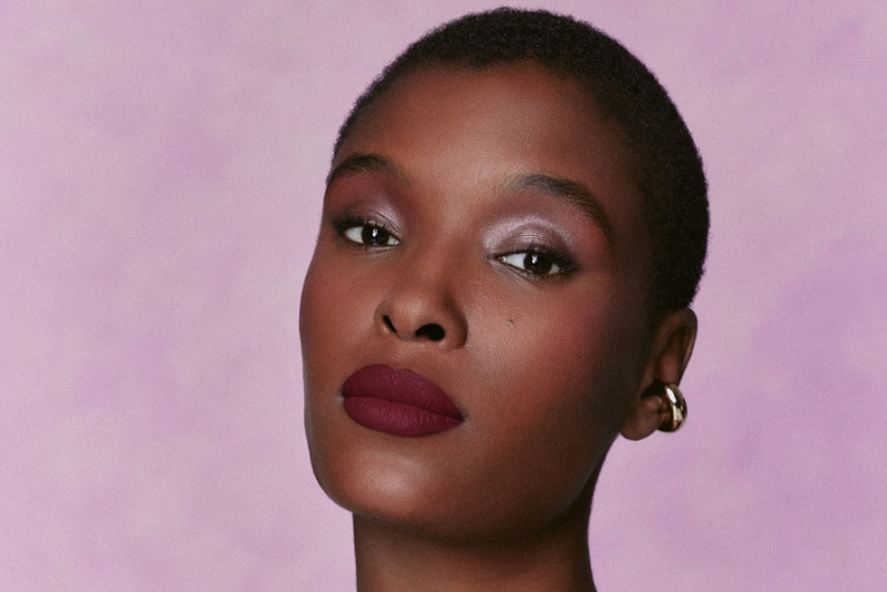 Carnaval 2026: Natura aposta em curadoria de beleza prática e duradoura para encarar o calor e a folia