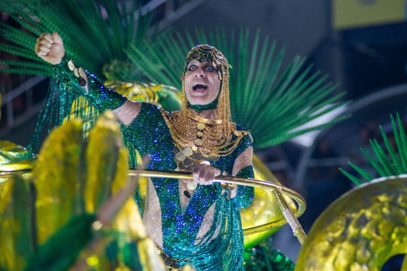 Carnaval do Rio 2026: Imperatriz Leopoldinense emociona na Sapucaí com o samba-enredo 'Camaleônico' em homenagem a Ney Matogrosso