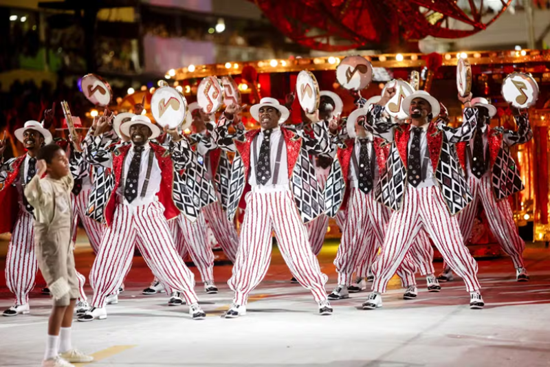 É hoje! Carnaval do Rio 2026 traz ancestralidade, Manguebeat e homenagem a Rosa Magalhães na última noite de desfiles na Sapucaí