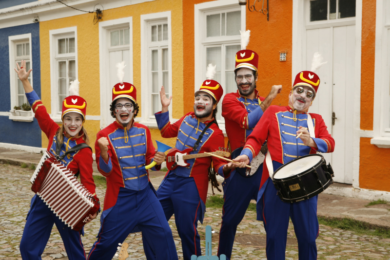 Orquestra de Brinquedos volta a Porto Alegre com espetáculo lúdico que une música, teatro e imaginação no Teatro Simões Lopes Neto