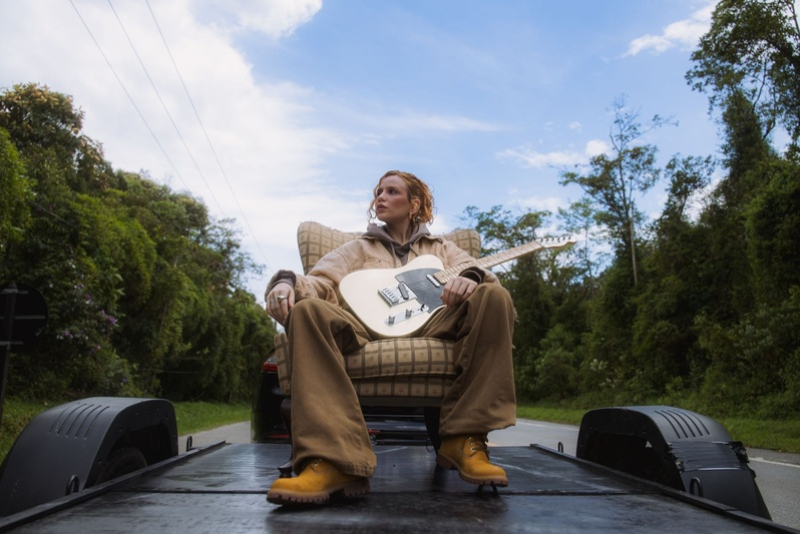 Carol Biazin retorna a Porto Alegre com a turnê acústica 'nem tão pouco assim' no Auditório Araújo Vianna em agosto