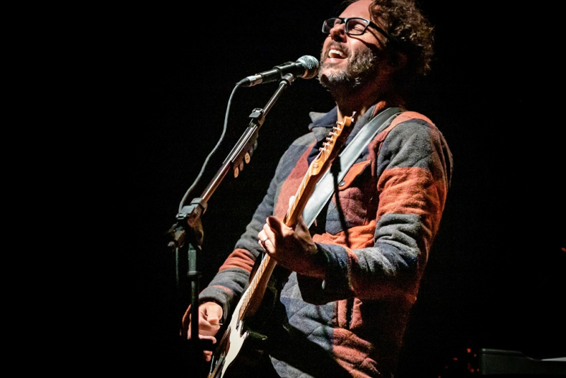 Duca Leindecker apresenta o álbum 'Tudo que se Tem' no Dia dos Namorados no Teatro do Bourbon Country em Porto Alegre