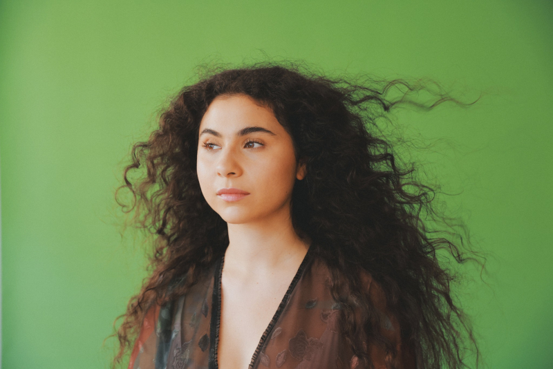 Silvana Estrada apresenta o álbum 'Vendrán Suaves Lluvias' em Porto Alegre no Teatro Simões Lopes Neto