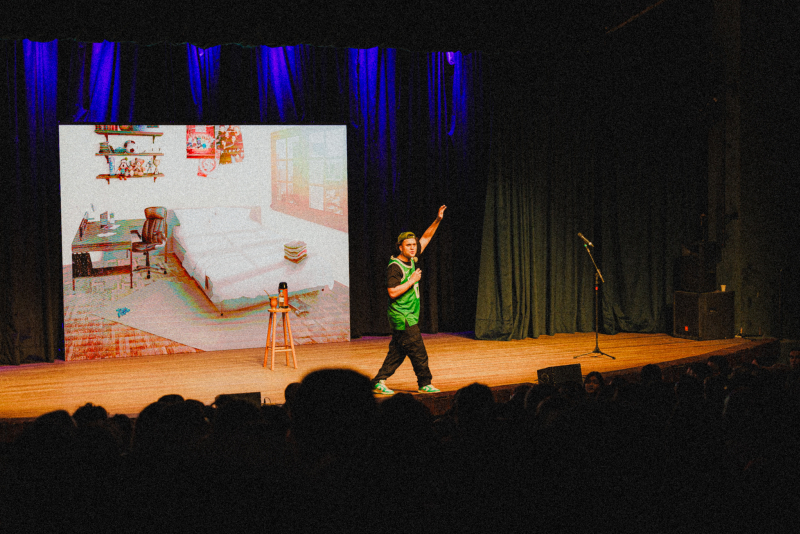 Porto Verão Alegre encerra edição 2026 com duas sessões do espetáculo 'Teteu Severo: O Tal Guri de Apartamento'