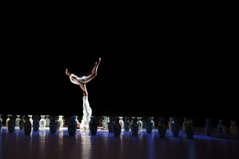 Companhia de Dança Deborah Colker apresenta 'Remix' no Teatro FIERGS em Porto Alegre com cenas icônicas da carreira
