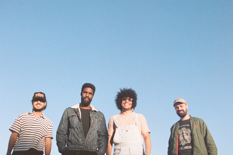 Boogarins retorna a Porto Alegre nesta quinta-feira (02), com show especial que celebra os 10 anos de 'Manual' no Opinião