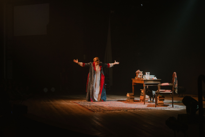 Helena Blavatsky ganha monólogo filosófico em Porto Alegre nos dias 08 e 09 de maio, com Beth Zalcman