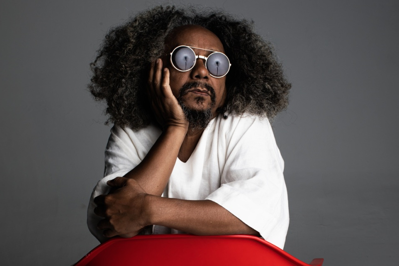 É neste domingo (12): Chico César celebra 30 anos de 'Aos Vivos' com show especial no Auditório Araújo Vianna em Porto Alegre