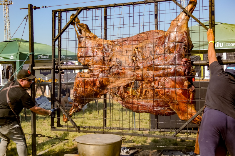Expochurrasco 2026 acontece hoje em Porto Alegre e transforma a cidade no epicentro mundial do churrasco