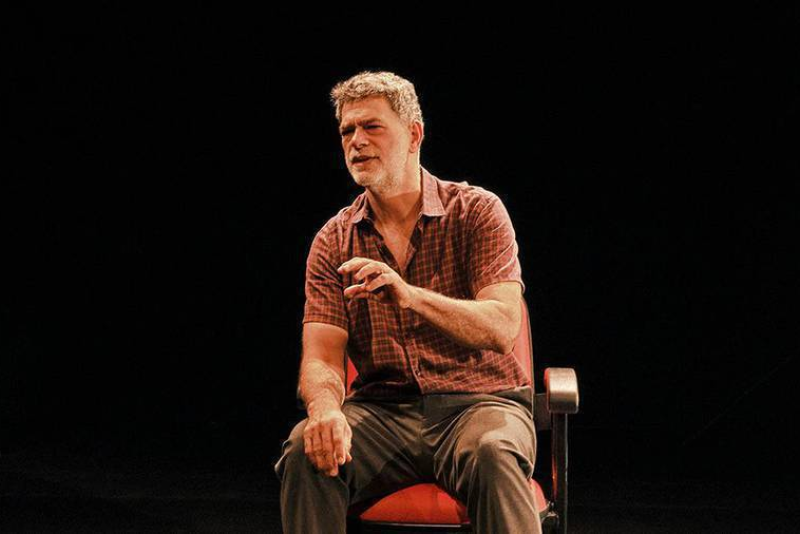 Palco Giratório apresenta 'O Motociclista no Globo da Morte' com Eduardo Moscovis no Teatro Simões Lopes Neto em Porto Alegre