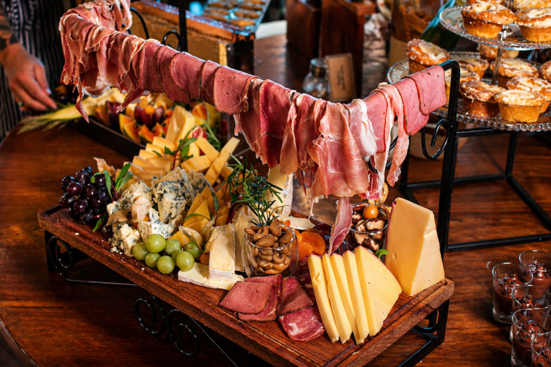 Hilton Porto Alegre lança novo brunch aos domingos com menu degustação e edição especial de Dia das Mães