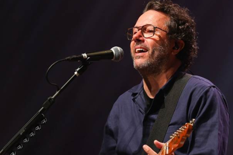 Duca Leindecker apresenta a turnê 'Tudo que se Tem' em Porto Alegre no Dia dos Namorados no Teatro do Bourbon Country