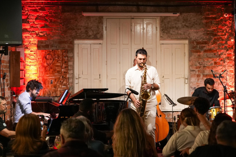 Augusto Santos apresenta Entre Saxes no Espaço 373 com clássicos do jazz e composições autorais em Porto Alegre