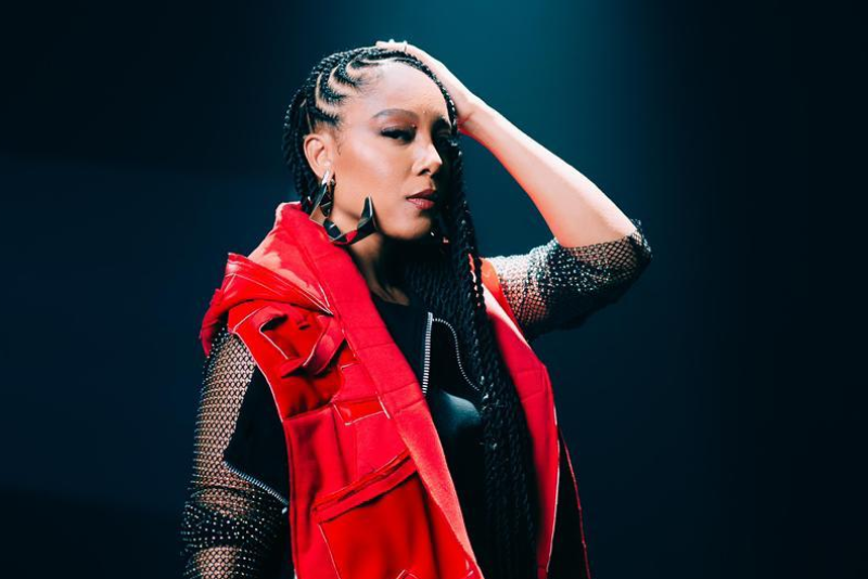 Negra Li faz show gratuito em Porto Alegre para abrir a programação especial de 45 anos do Unimúsica no Salão de Atos da UFRGS