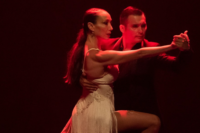 Mora Godoy retorna ao Brasil após 18 anos com espetáculo inédito de tango e inteligência artificial em Porto Alegre