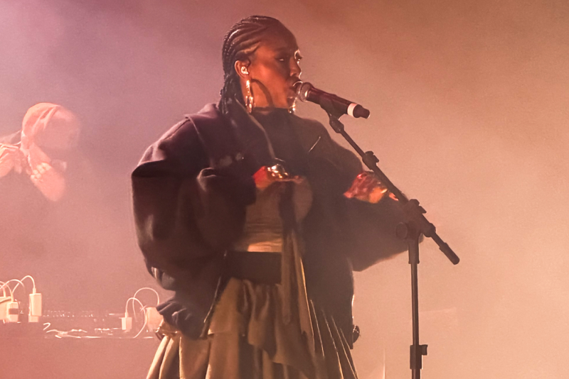 Mais do que um show, Negra Li entrega um manifesto sobre o Brasil em apresentação no Unimúsica em Porto Alegre