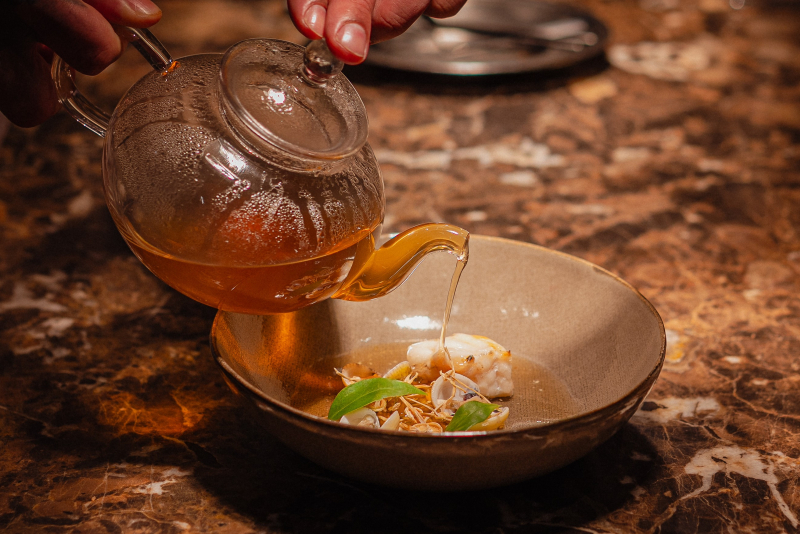 Chef Vini Costa inaugura restaurante intimista INTMO em Porto Alegre com menu degustação surpresa de sete tempos