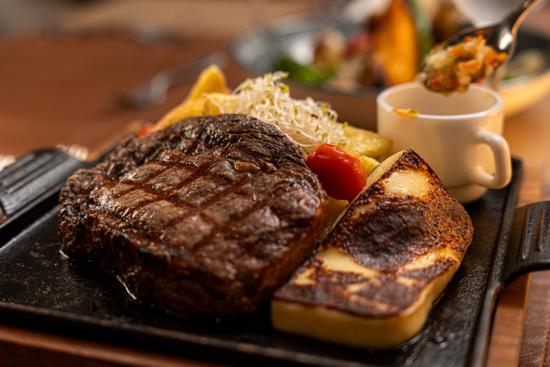 Almoço de 'Dia dos Pais' no Deville Prime Porto Alegre terá churrasco especial e música ao vivo